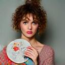 Photo d'Elodie Perrin, formatrice en broderie et upcycling